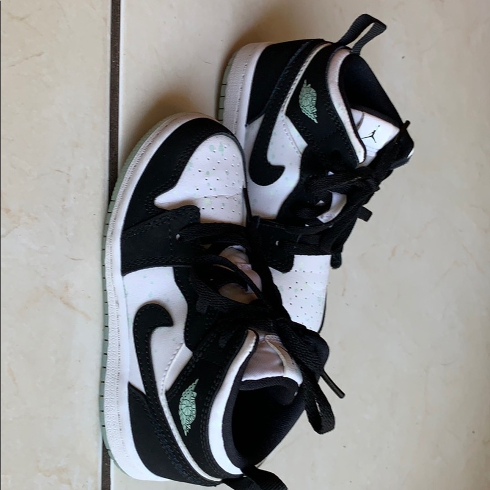 Air Jordan midtop glow in the dark size 9 toddler